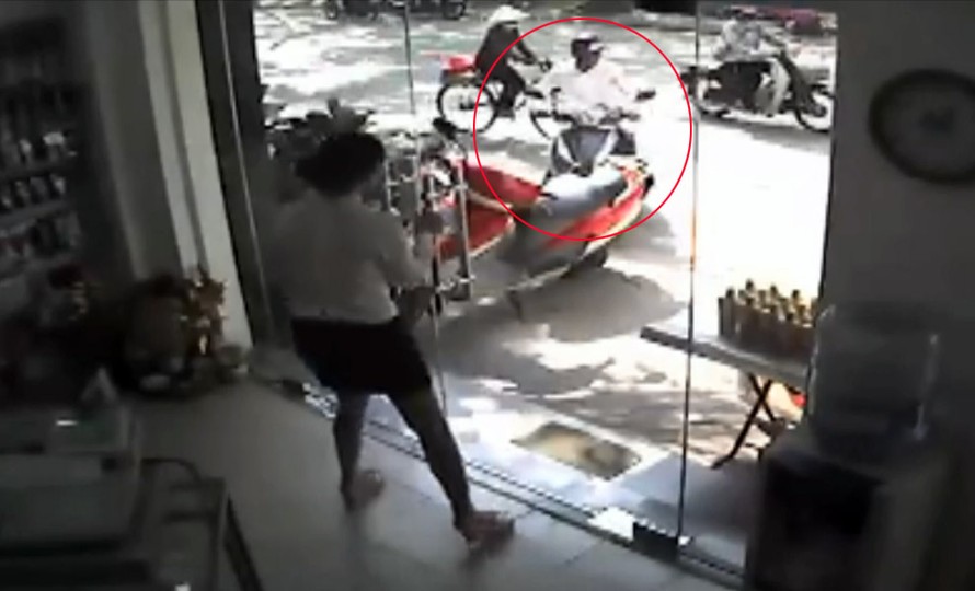 [VIDEO] Nữ nhân viên chôn chân nhìn trộm bẻ khoá lấy xe máy