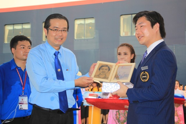 Đại diện UBND TPPHCM tặng quà lưu niệm cho lãnh đạo chương trình Tàu thanh niên Đông Nam Á - Nhật Bản lần thứ 42.