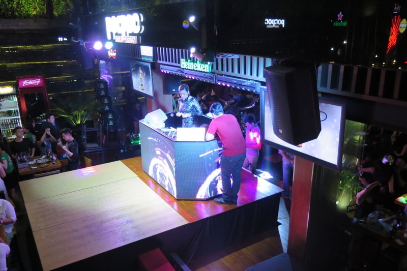 Dàn âm thanh nhạc sàn, DJ cực mạnh của nhà hàng hoạt động đến tận đêm khuya. Ảnh Việt Văn.