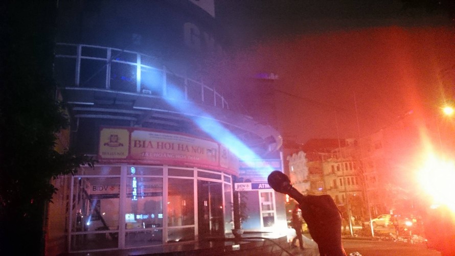 Phòng tập gym ở tầng 2 tòa nhà Vimeco bất ngờ phát hỏa dữ dội trong đêm, khói đen bốc lên nghi ngút. 