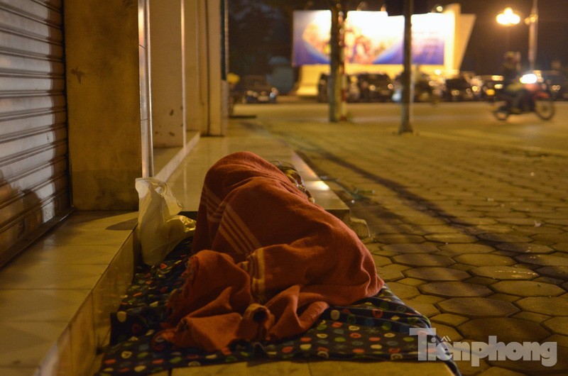 Một người vô gia cư ngủ trên vỉa hè đường Quang Trung (Hai Bà Trưng, Hà Nội).