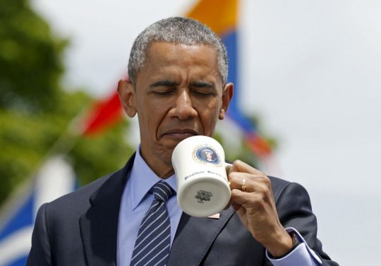 Tổng thống Mỹ Obama ngắm một chiếc cốc ông được tặng trong một sự kiện hồi tháng 3/2015 (Ảnh: Reuters).