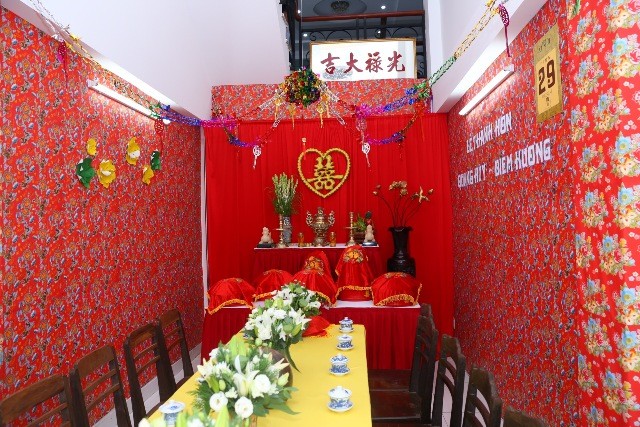 Đám cưới được thiết kế theo phong cách rất truyền thống, không gian làm lễ phủ tông màu đỏ được dán mới, trông nổi bật.