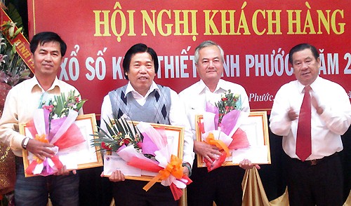 Buổi tuyên dương các đại lý, khách hàng của Công ty XSKT tỉnh Bình Phước. Ảnh: Báo Bình Phước.