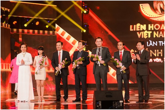 Ông Nguyễn Mạnh Hùng – Phó tổng giám đốc MobiFone (đứng thứ ba từ trái qua) nhận kỷ niệm chương của Ban tổ chức.