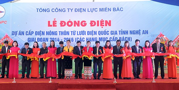 Các đại biểu thực hiện lễ đóng điện dự án cấp điện nông thôn từ lưới điện Quốc gia tỉnh Nghệ An giai đoạn 2014 -2016.