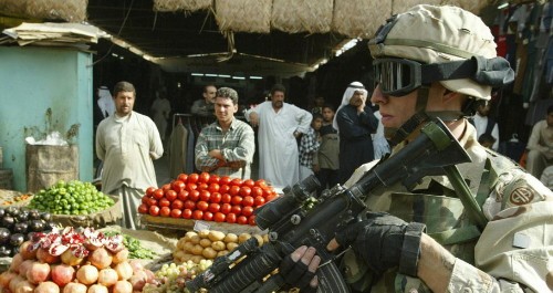 Những chiếc kính đen của binh lính Mỹ tại Iraq từng bị đồn có thể nhìn xuyên quần áo. Ảnh: BBC.