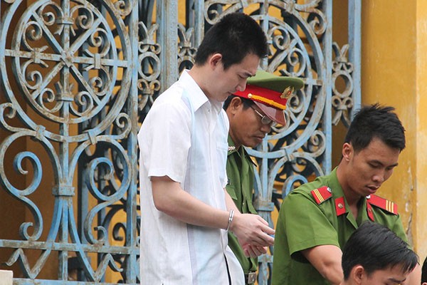 Nguyễn Quốc Lâm (áo trắng) lãnh án 12 năm tù.