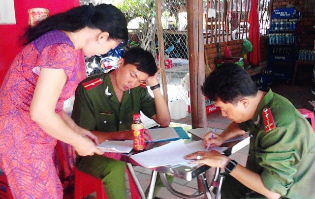 Cảnh sát kinh tế, cảnh sát môi trường lập biên bản những chai Dr Thanh chứa vật lạ tại quán cà phê Đất Mũi.