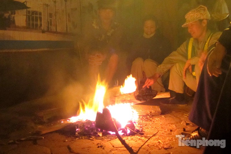 Người dân Thủ đô đốt lửa sưởi ấm trong đêm rét 12 độ