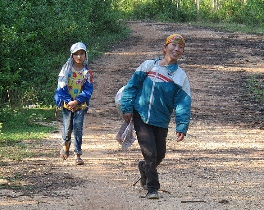 Cháu Nguyễn Thị Lành theo mẹ vào rừng nhặt hạt dẻ những lúc nghỉ học.