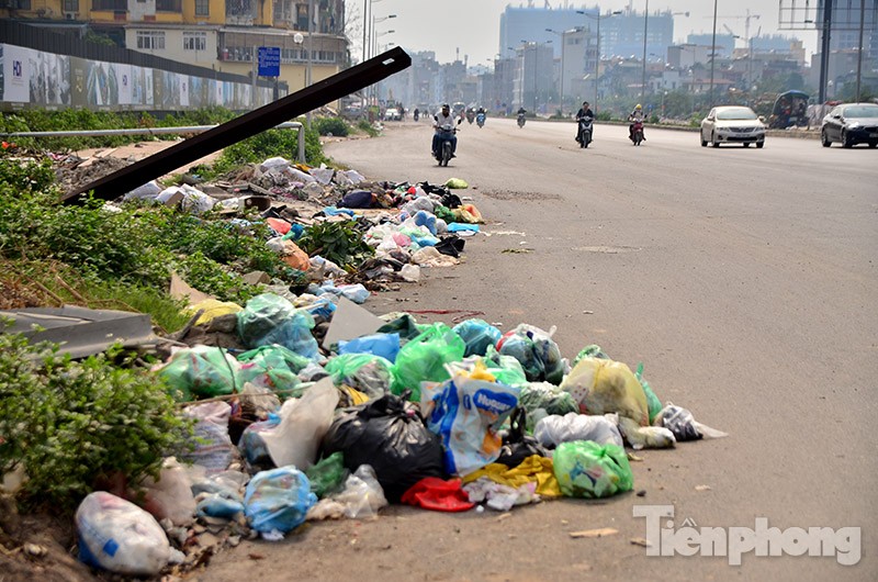 Hà Nội: Nhiều đoạn đường nghìn tỷ bỗng thành bãi rác khổng lồ
