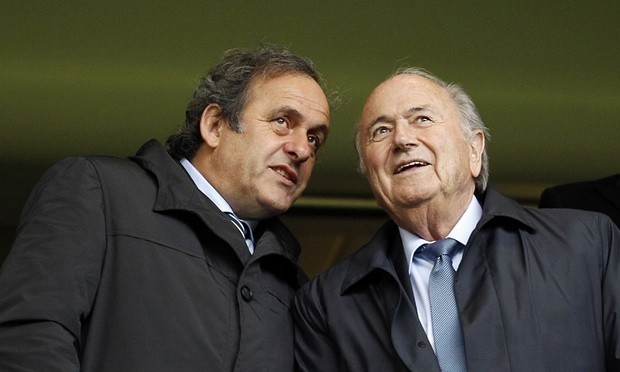 Chủ tịch UEFA Michel Platini và Chủ tịch FIFA Sepp Blatter dự khán trận chung kết Champions League nữ năm 2013, hai năm trước khi các vụ bê bối làm chao đảo UEFA và FIFA. Ảnh: Ian Kington/AFP/Getty Images.