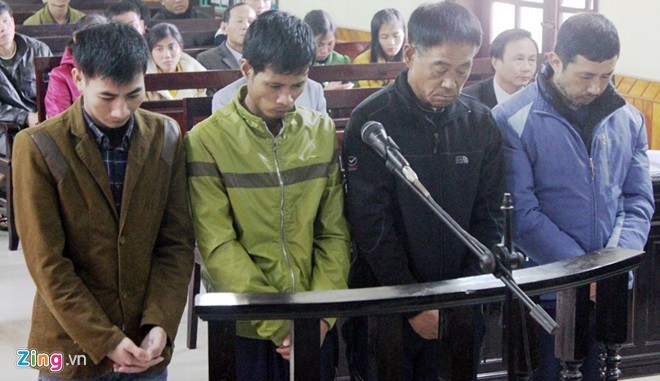 Các bị cáo tại phiên xử sáng 21/12. Ảnh: Phạm Hòa.