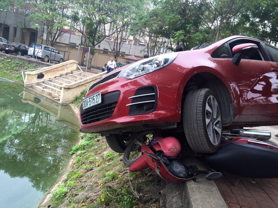 Sự việc xảy ra vào khoảng 12h ngày 23/12 tại khu vực hồ Láng Thượng (Đống Đa, Hà Nội). Vào thời điểm trên, người phụ nữ khoảng 40 tuổi điều khiển chiếc xe ô tô màu đỏ vào khu vực cổng sau Bệnh viện Phụ sản Hà Nội. 