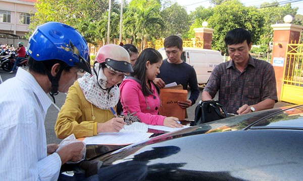 Đắk Lắk: Chen chúc đổi giấy phép lái xe