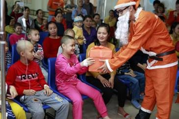 Khánh Linh nhận món quà giáng sinh từ Ông già Noel.
