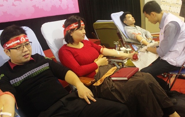 Các tình nguyện viên tham gia hiến máu. 