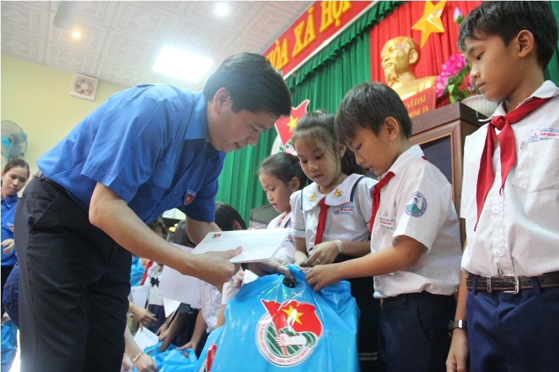 Anh Nguyễn Long Hải trao học bổng và quà cho con, em ngư dân có hoàn cảnh khó khăn.