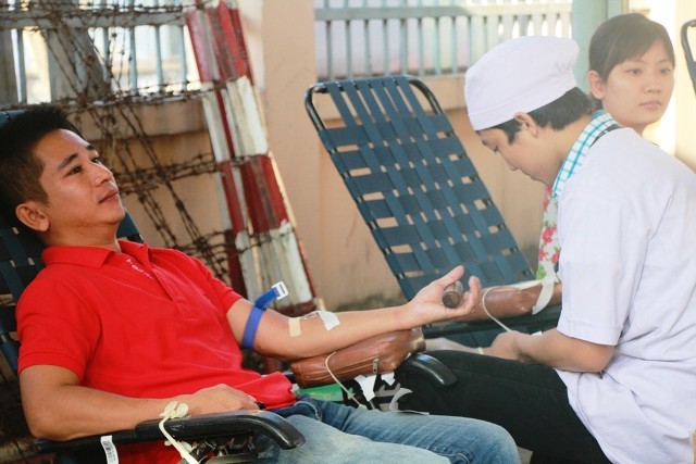 Anh Lê Quang Hiền tham gia hiến máu tình nguyện.