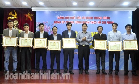 Đ/c Bí thư Đảng ủy Trung ương Đoàn Nguyễn Đắc Vinh (thứ sáu, từ trái sang) trao giấy khen của Đảng ủy Trung ương Đoàn cho các tập thể vì có thành tích trong công tác xây dựng Đảng năm 2015.