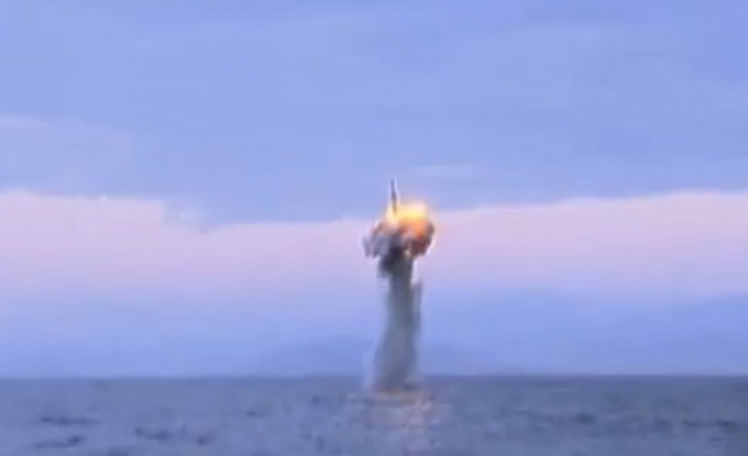 Hình ảnh tên lửa phóng từ ngầm trong đoạn video mới công bố của Triều Tiên. (Ảnh: AFP).