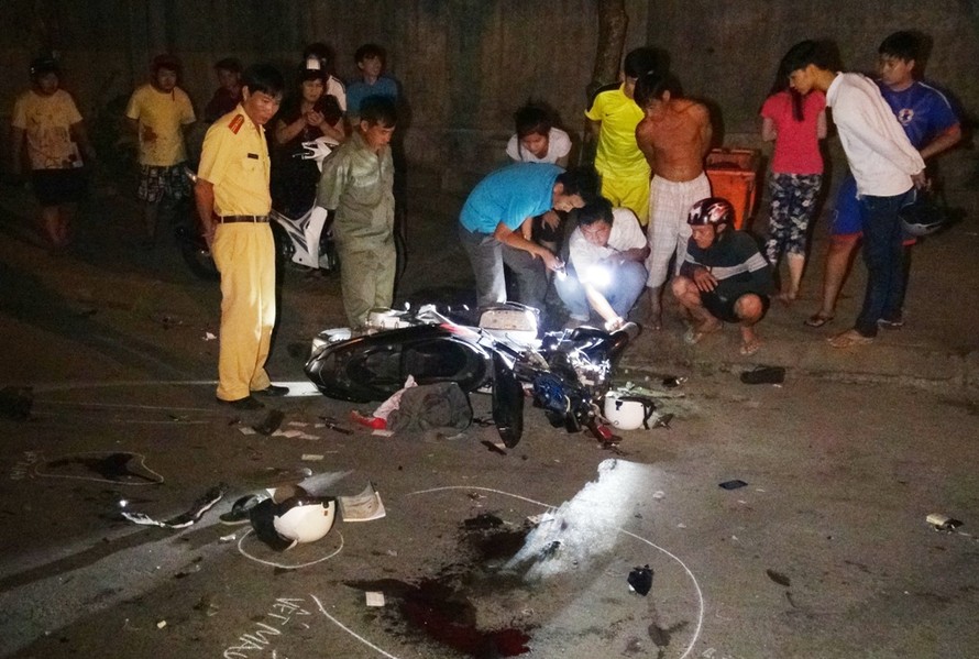Hiện trường vụ tai nạn nghiêm trọng xảy ra tại phường Đông Xuyên, Tp Long Xuyên vào đêm ngày 11/01.