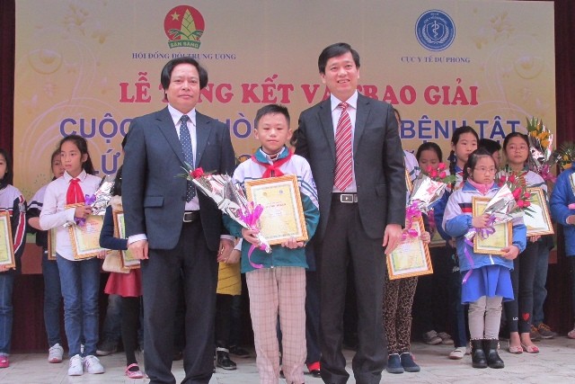 Giải Nhất cuộc thi được trao cho em Nguyễn Tiến Anh học sinh lớp 4A4 Trường Tiểu học thị trấn Vũ Thư, tỉnh Thái Bình.