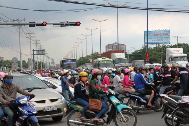Trung bình mỗi ngày có hơn 1000 xe máy, 100 ô tô được đăng ký mới khiến phương tiện tham gia giao thông tăng nhanh góp phần gây kẹt xe tại TPHCM. Ảnh Việt Văn.