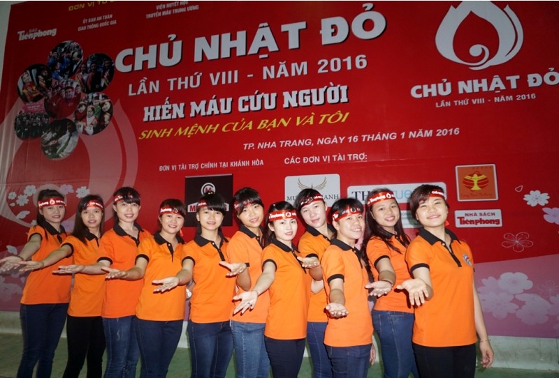 Từ hơn 6h sáng, các tình nguyện viên thuộc CLB Kỹ Năng Trẻ, trường CĐSP Trung ương Nha Trang đã đến Nhà thi đấu đa năng của truờng để thực hiện các công việc phục vụ việc tiếp nhận máu.
