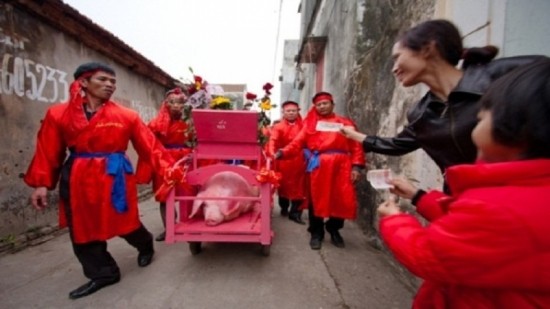 Lễ hội chém lợn ở Ném Thượng, Bắc Ninh từng gây nhiều tranh cãi. Ảnh minh họa