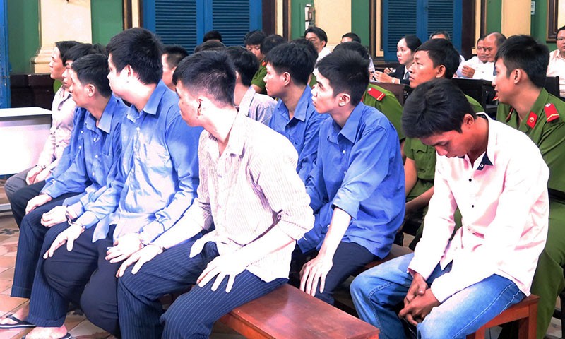 Các bị cáo tại phiên tòa sáng nay 19/1. Ảnh: Tân Châu.