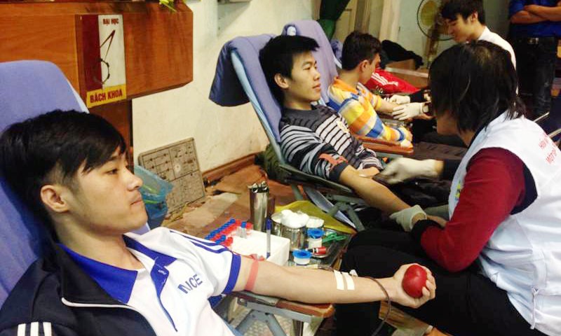 Sinh viên Bách Khoa hiến máu trong ngày Chủ Nhật Đỏ.