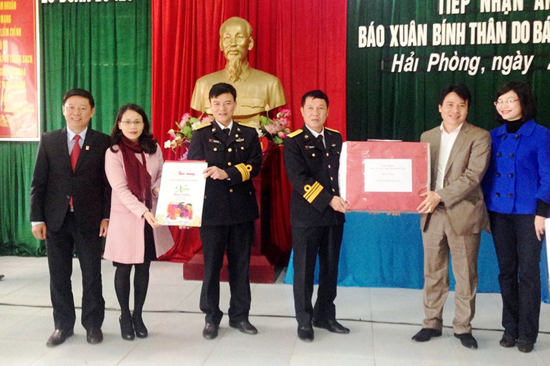 Đại diện báo Tiền Phong, Thành đoàn Hải Phòng, BQL dự án đường sắt tặng quà và ấn phẩm báo Tiền Phong xuân Bính thân 2016 cho cán bộ chiến sĩ Lữ đoàn 126.