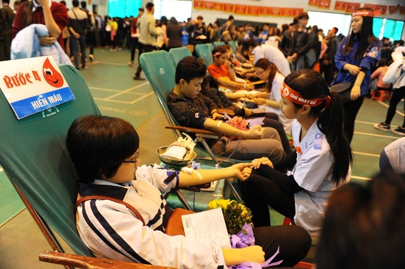 Đông đảo bạn trẻ, sinh viên Hải Phong tham gia hiến máu nhân đạo.