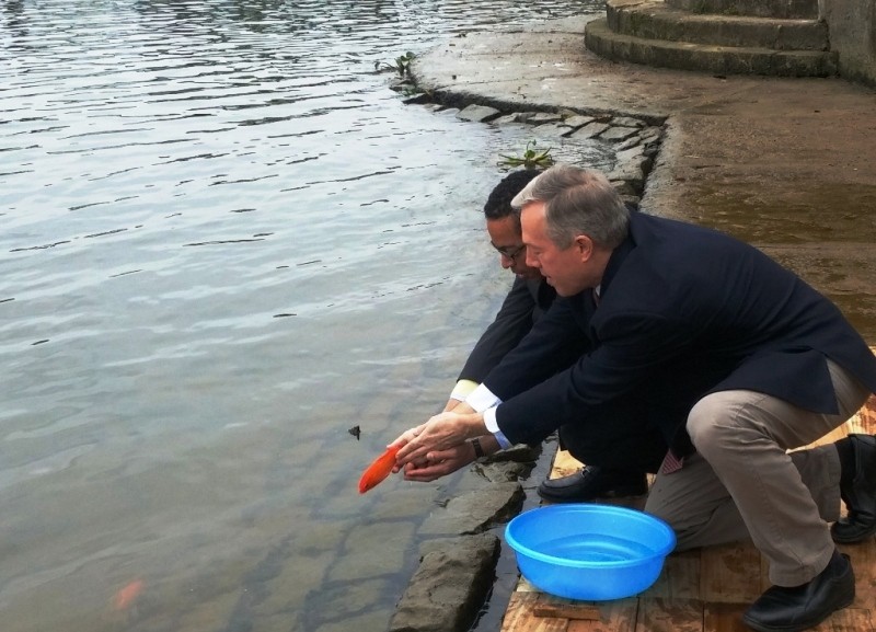 Đại sứ Ted Osius thực hiện nghi lễ thả cá chép tiễn ông Công, ông Táo về trời trên sông Hương. Ảnh: Ngọc Văn.