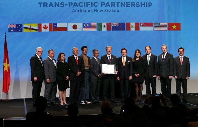 Đại diện các quốc gia thành viên TPP chụp ảnh chung sau lễ ký sáng nay tại Auckland, New Zealand (Ảnh: AFP)