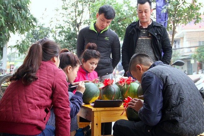 Những ngày cận Tết, nhiều nhóm bạn trẻ ở Hà Tĩnh nhập dưa hấu về, sau đó khắc chữ, hình thần tài, 12 con giáp lên quả theo yêu cầu của khách.