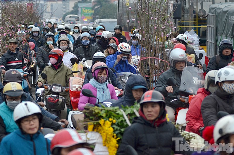 Những ngày giáp Tết Bính Thân, đường Âu Cơ (Tây Hồ, Hà Nội) dẫn vào chợ hoa Quảng An thường xuyên trong tình trạng ùn ứ giao thông kéo dài.