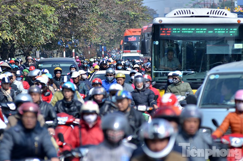 Gần trưa 6/2, đường Giải Phóng (Hà Nội) xảy ra tắc đường nghiêm trọng, giao thông ùn ứ hàng km.
