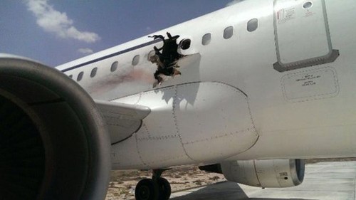 Lỗ hổng do bom gây ra trên máy bay của Daallo Airlines. Ảnh: BBC