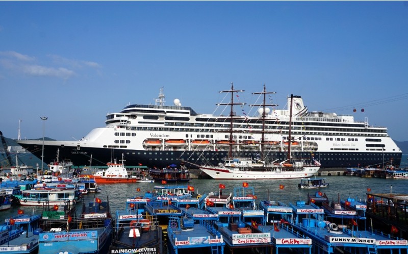Tàu Volendam cập cảng Nha Trang.