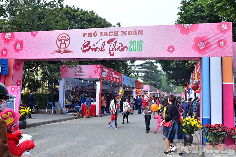 Sáng nay (10/2), lần đầu tiên sự kiện Phố Sách Xuân Bính Thân đã được tổ chức tại Hà Nội.