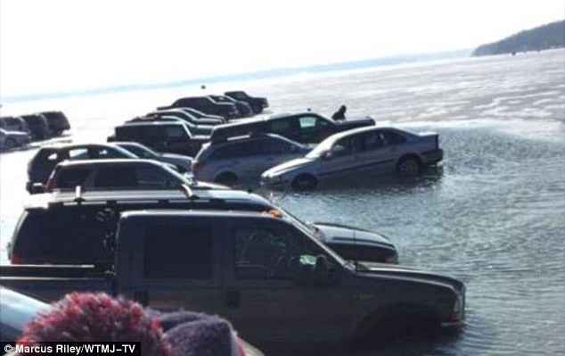 Do thiếu chỗ đỗ, khách tham dự lễ hội được chỉ dẫn đỗ xe trên mặt hồ đóng băng, và kết quả là ít nhất hai hàng xe đã bị rơi xuống hồ do băng nứt.