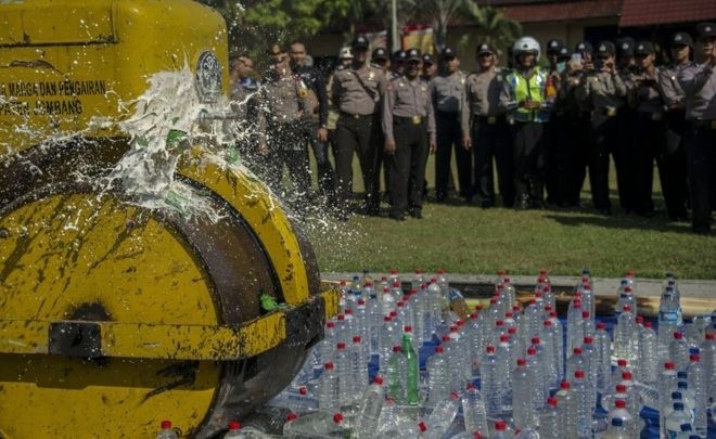 Các nhà chức trách Indonesia kiên quyết đối phó với nạn sản xuất rượu lậu (ảnh: Getty Images)