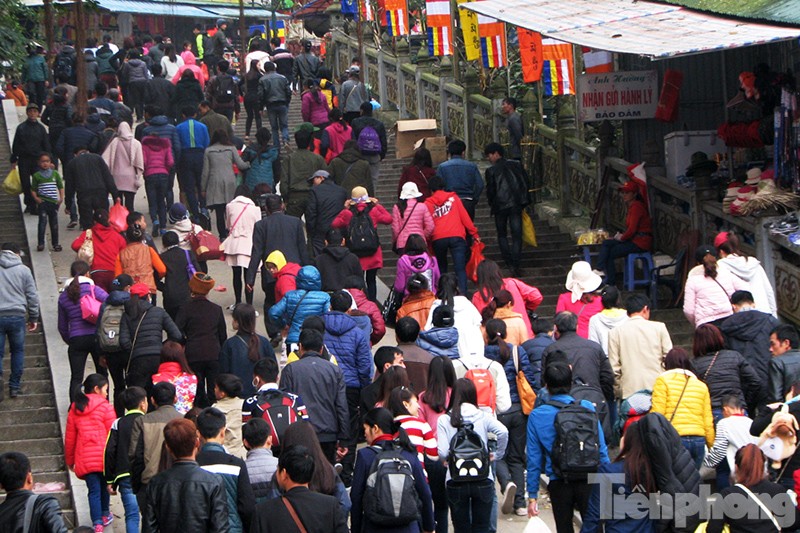 Mặc dù chưa phải chính hội nhưng hàng nghìn du khách khắp nơi đổ về chùa Hương trong những ngày đầu năm.
