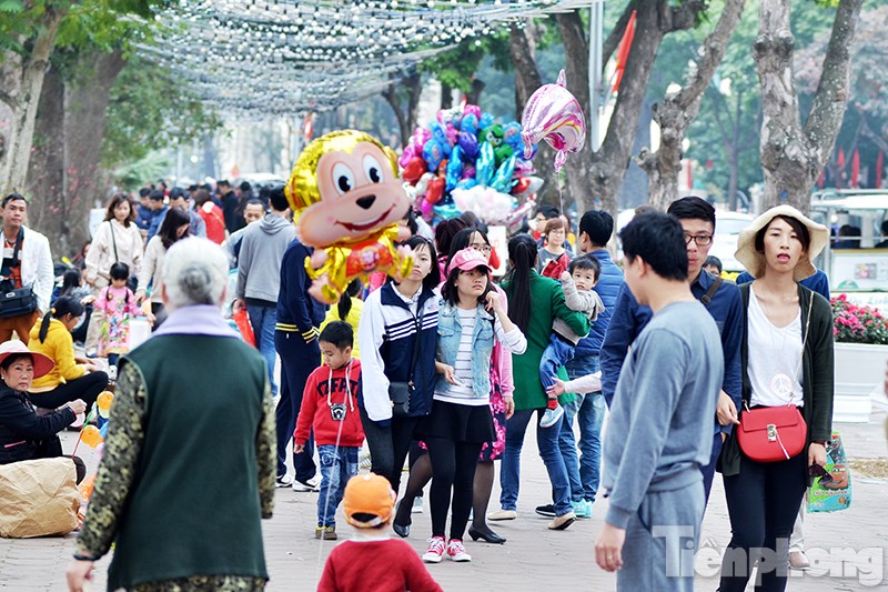 Đầu xuân năm mới, tại các khu vui chơi ở Thủ đô Hà Nội đông nghịt người.