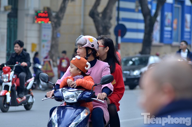 Nhiều người dân tham gia giao thông trong dịp Tết thường xuyên 'quên' đội mũ bảo hiểm.