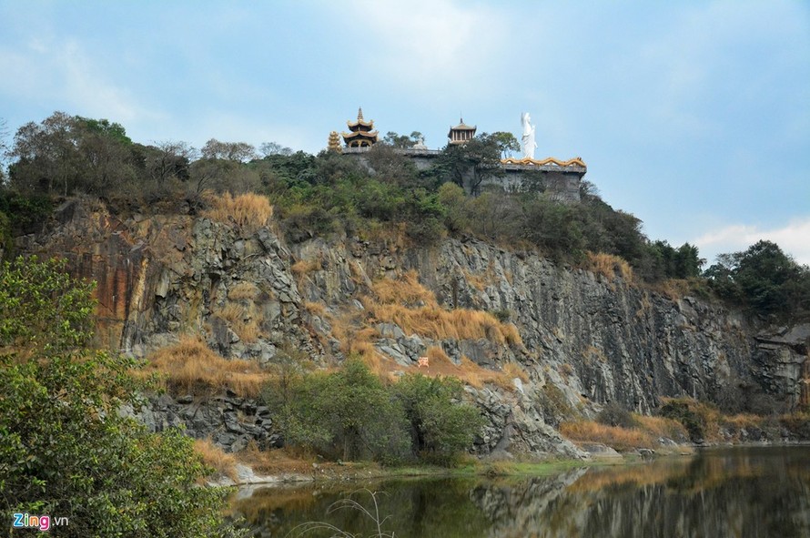 Chùa núi Châu Thới là một trong những ngôi chùa cổ xưa nhất của tỉnh Bình Dương và vùng Đông Nam Bộ . Ngôi chùa tọa lạc trên núi Châu Thới cao 82 m, rộng 25 ha, xung quanh là vùng đồng bằng, thuộc phường Bình An, thị xã Dĩ An. 