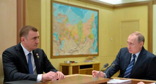 Tổng thống Putin (phải) gặp Alexei Dyumin hôm 2/2. Ảnh: Sputnik